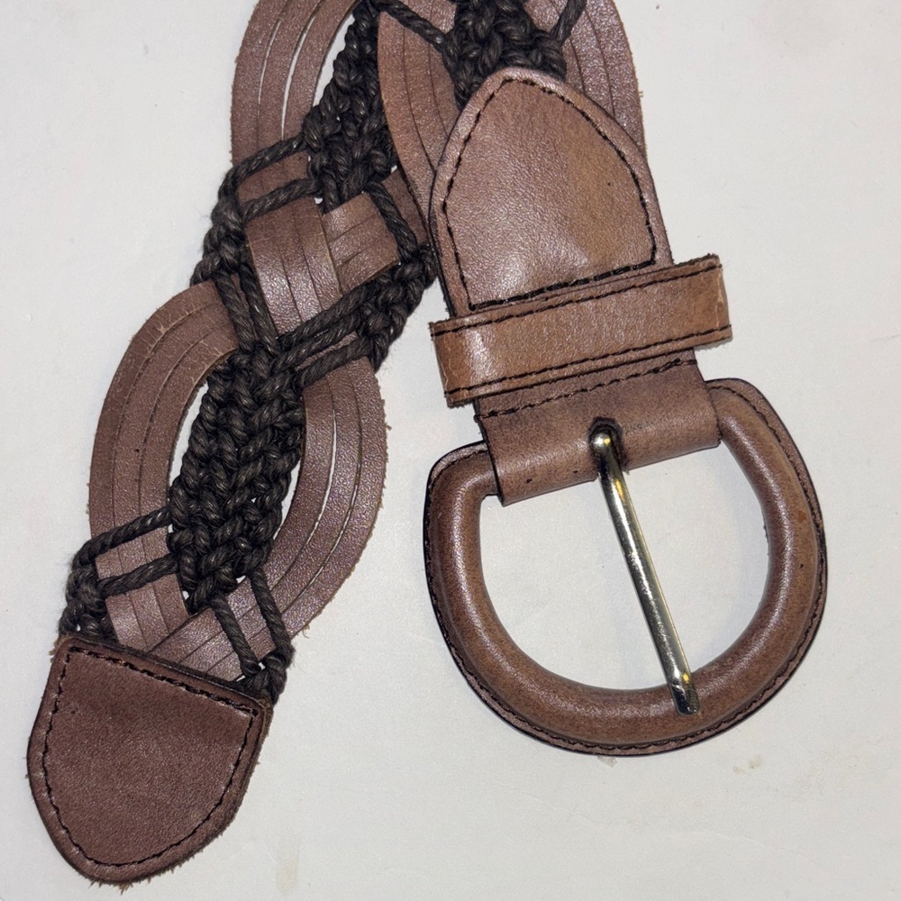 CARLISE BRAND BROWN BELT W/DK BROWN BRAIDING THROUGHOUT LEATHER BELT
SIZE MEDIUM